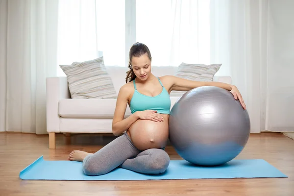 Glad gravid kvinna med fitball hemma — Stockfoto