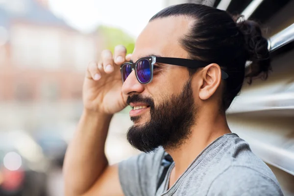 Felice uomo sorridente con la barba sulla strada della città — Foto Stock