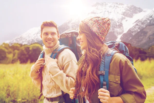 Hiking sırt çantaları ile gülümseyen Çift — Stok fotoğraf