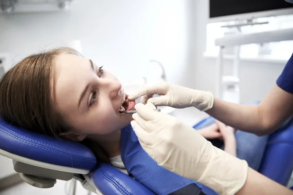 Hasta kız diş kontrol kadın diş hekimi — Stok fotoğraf