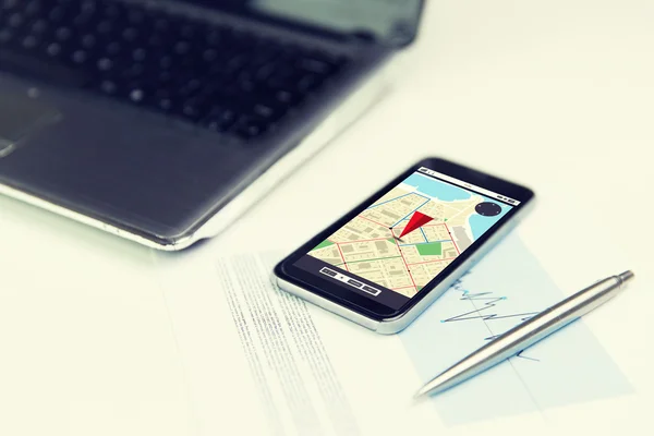 Primer plano del smartphone con mapa del navegador gps — Foto de Stock