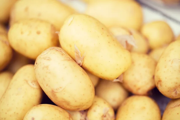 Närbild på potatis på gatan marknaden Royaltyfria Stockfoton