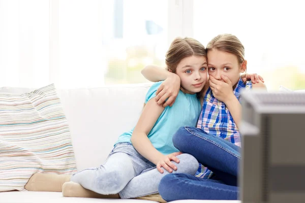 Les petites filles effrayées regarder l'horreur à la télévision à la maison — Photo