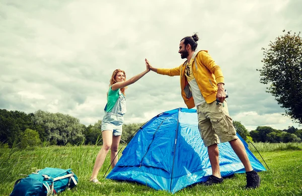 Felice coppia allestimento tenda all'aperto — Foto Stock