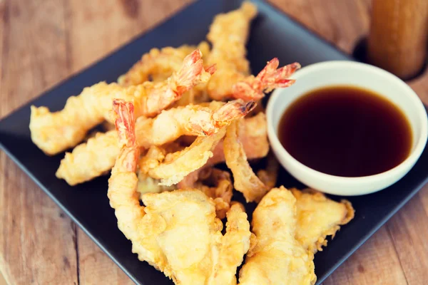 Close up of deep-fried shrimps and soy sauce — Stock Photo, Image