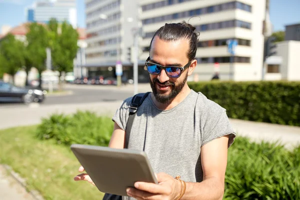 Uomo in viaggio con zaino e tablet pc in città — Foto Stock