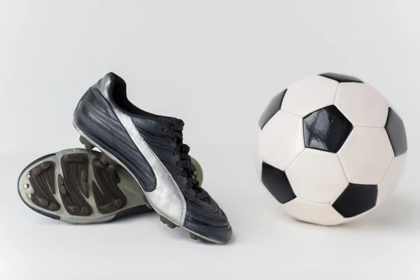 Primo piano di pallone da calcio e scarpe da calcio — Foto Stock