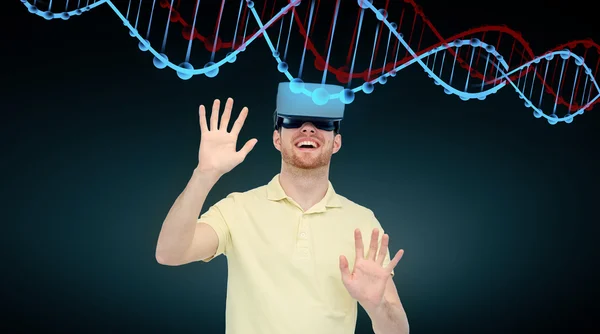 Homem feliz no fone de ouvido realidade virtual ou óculos 3d — Fotografia de Stock