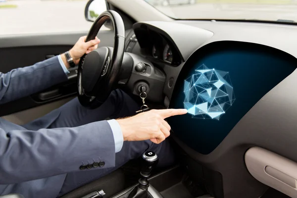 Uomo guida auto e indicando il computer di bordo — Foto Stock