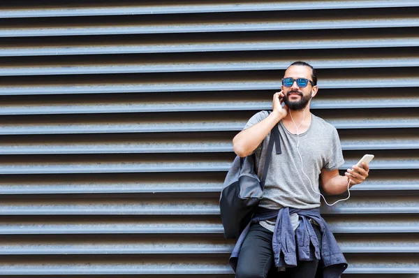 Mann mit Kopfhörer und Smartphone auf der Straße — Stockfoto