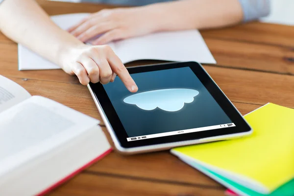 Close up van student met tablet pc en notebook — Stockfoto