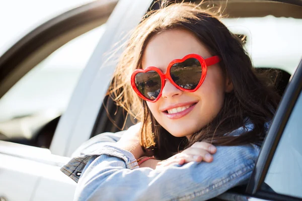 Ευτυχισμένος κορίτσι εφηβικής ή νεαρή γυναίκα στο αυτοκίνητο — Φωτογραφία Αρχείου