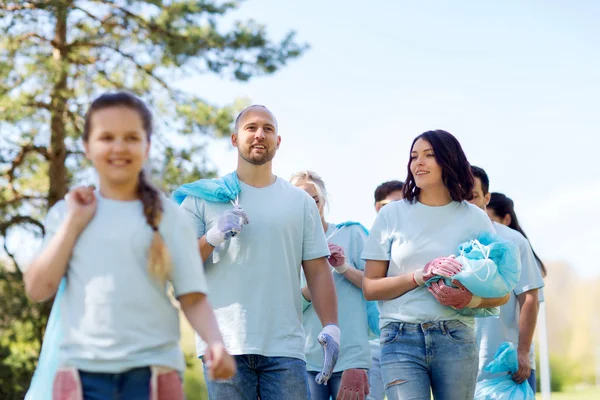 Groep vrijwilligers met vuilniszakken in park — Stockfoto