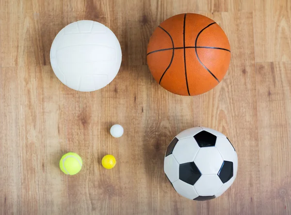 Primo piano di diverse palline sportive impostate su legno — Foto Stock