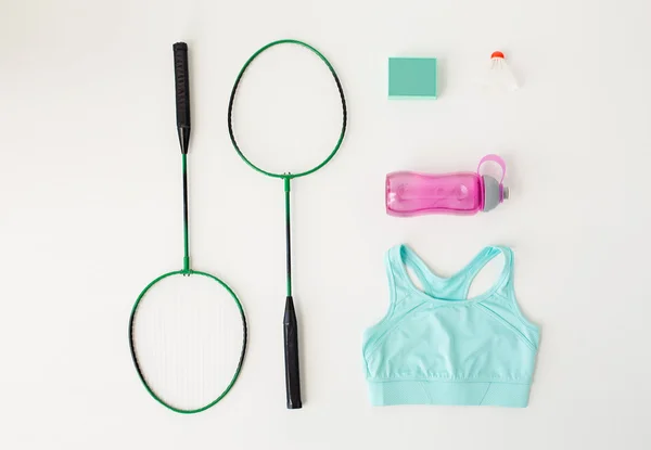 Close-up de raquetes de badminton com material esportivo — Fotografia de Stock