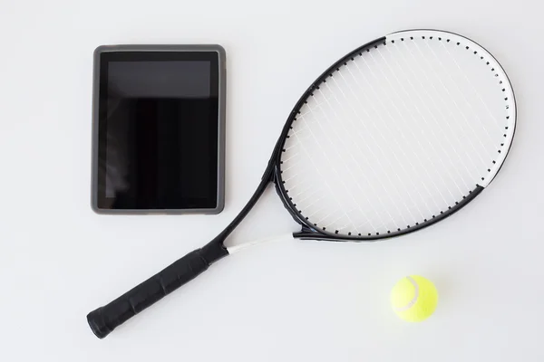 Primer plano de raqueta de tenis con pelota y tableta pc — Foto de Stock