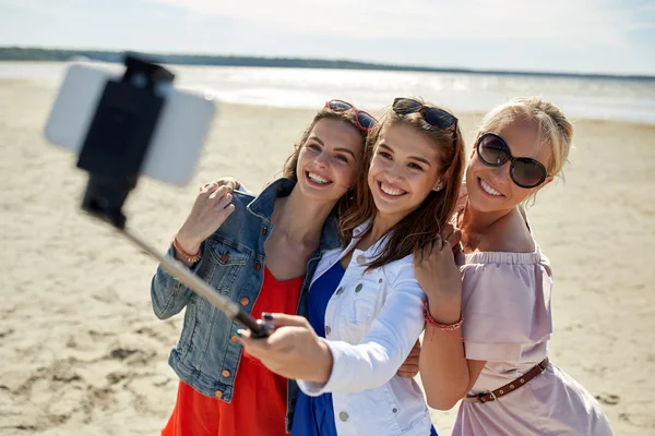 Grup gülümseyen kadın selfie kumsalda alarak — Stok fotoğraf