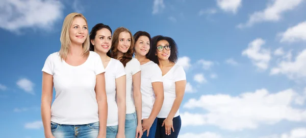 Groupe de femmes heureuses différentes en t-shirts blancs — Photo