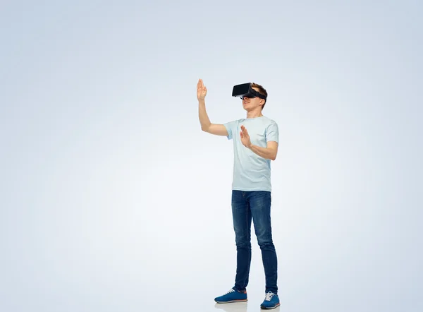 Homem feliz no fone de ouvido realidade virtual ou óculos 3d — Fotografia de Stock