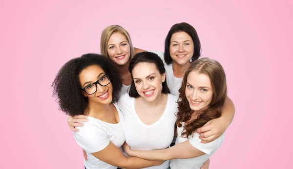 Csoport boldog különböző nők fehér pólóban — Stock Fotó