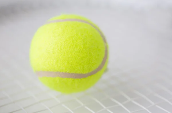 Tenis raketi topu ile yakın çekim — Stok fotoğraf