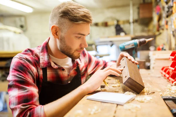 Menuisier travaillant avec des planches de bois à l'atelier — Photo