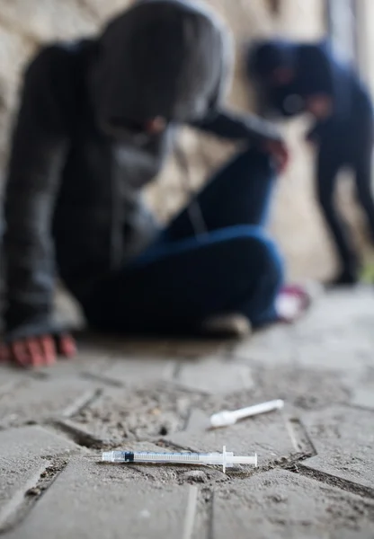 Primer plano de los adictos y las jeringas de drogas en el suelo —  Fotos de Stock