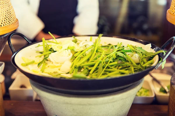 Tazón de ensalada verde o guarnición en el restaurante asiático —  Fotos de Stock