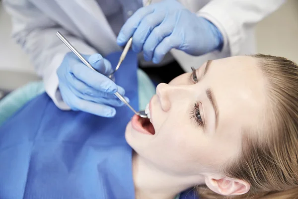 Nahaufnahme des Zahnarztes, der weibliche Patientenzähne überprüft — Stockfoto