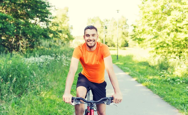 Jovem feliz andar de bicicleta ao ar livre — Fotografia de Stock