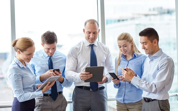 Business people with tablet pc and smartphones — Stock Photo, Image