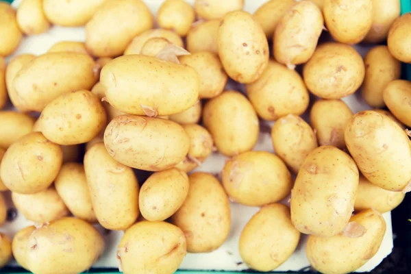 Nahaufnahme von Kartoffeln auf dem Wochenmarkt — Stockfoto