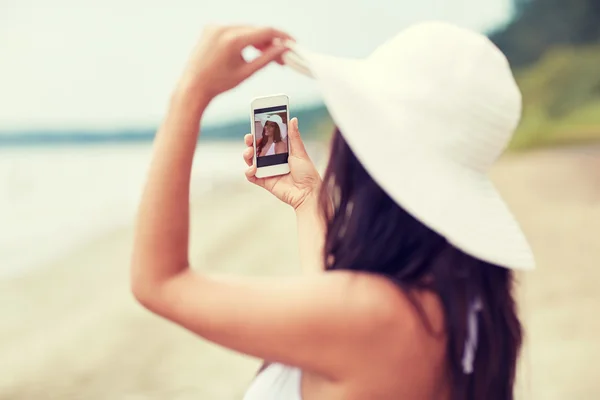 Junge Frau macht Selfie mit Smartphone — Stockfoto