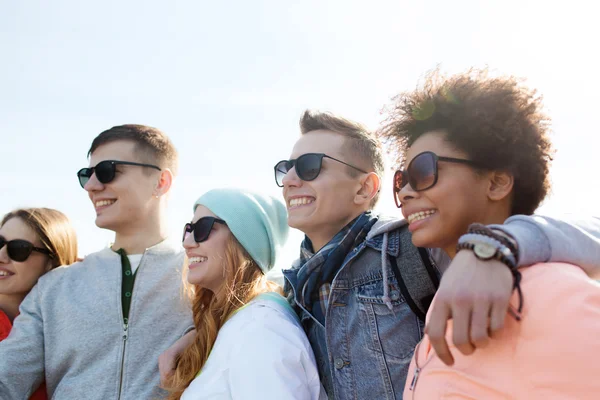 Amigos adolescentes felices en tonos abrazándose al aire libre — Foto de Stock