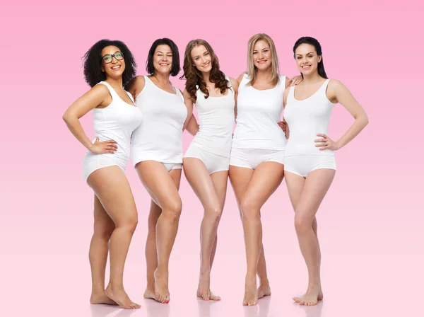 Beyaz iç çamaşırı mutlu farklı kadın grubu — Stok fotoğraf
