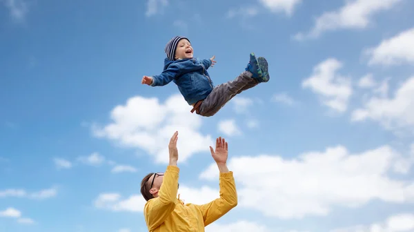 Vader met zoon spelen en plezier hebben buiten — Stockfoto