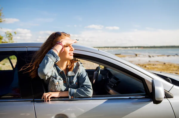 Ευτυχισμένος κορίτσι εφηβικής ή νεαρή γυναίκα στο αυτοκίνητο — Φωτογραφία Αρχείου