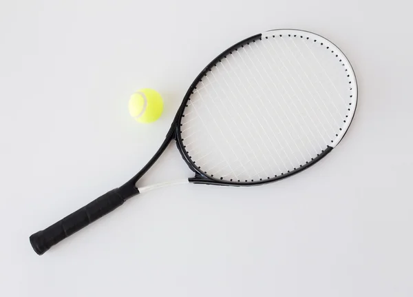 Primer plano de raqueta de tenis con pelota — Foto de Stock