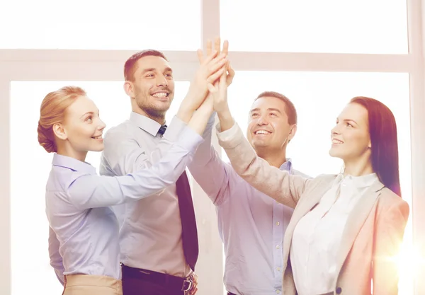 Happy business team ger hög fem i office — Stockfoto