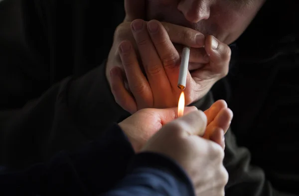 Detailní záběr mladých lidí kouření cigaret — Stock fotografie