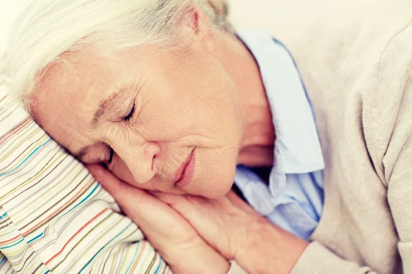 Wanita senior yang bahagia tidur di atas bantal di rumah. — Stok Foto