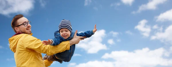 Padre con hijo jugando y divirtiéndose al aire libre — Foto de Stock