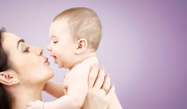 Mãe feliz beijando bebê adorável — Fotografia de Stock