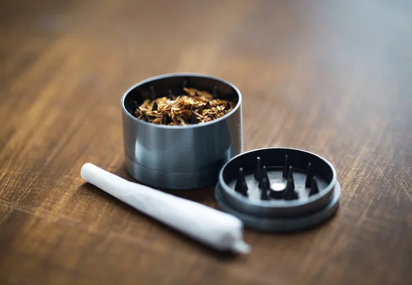 Közelkép a marihuána közös és gyógynövény grinder — Stock Fotó