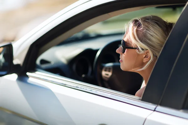 Gelukkig tiener meisje of jonge vrouw in auto — Stockfoto