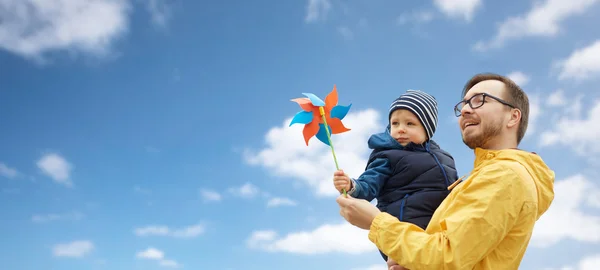 Счастливые отец и сын с вертушкой игрушки на открытом воздухе — стоковое фото