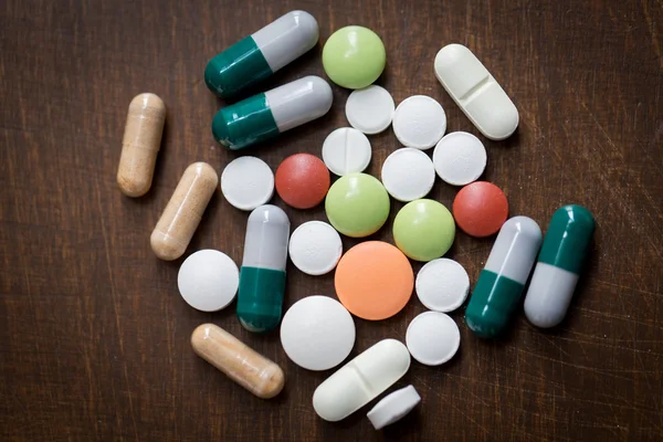 Close-up de diferentes drogas na mesa — Fotografia de Stock
