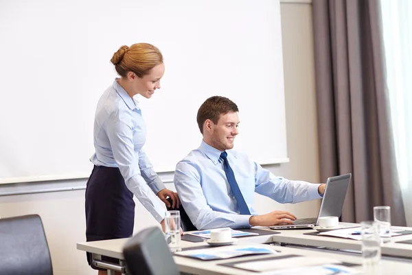 Uomo d'affari e segretario con computer portatile in ufficio — Foto Stock