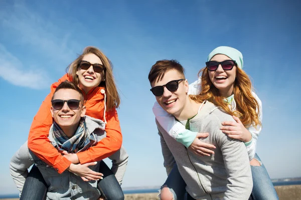 Happy vrienden in tinten plezier buitenshuis — Stockfoto