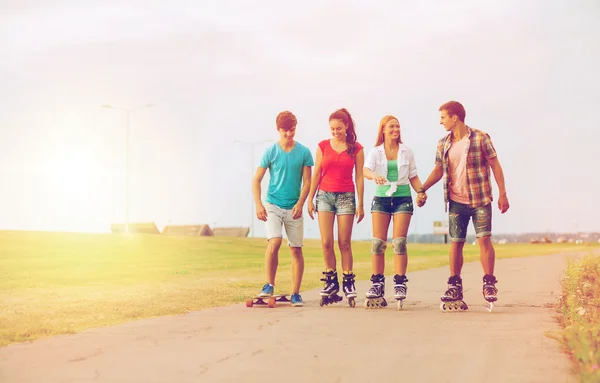Grup de adolescenți zâmbitori cu role-patine — Fotografie, imagine de stoc